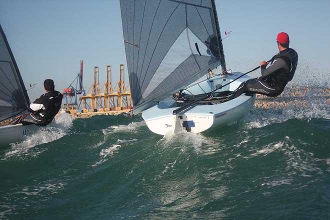 Pablo Guitiàn and Alejandro Muscat (ESP), training in heavy seas in Valencia © Michele Tognozzi/Dinghy Academy http://www.dinghyacademy.com/